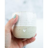 Becher, Ton Getupft, Glasur Weiss, Herz Brauner Rand Becher, Ton Getupft, Glasur Weiss, Herz Brauner Rand von Huehnerwiesenkeramik