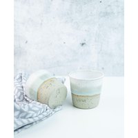 Becher, Ton Getupft, Glasur Weiss/Grün von Huehnerwiesenkeramik