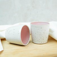 Handgetöpferte Becher, Rosa/Weiss Getupft Handgetöpferte Becher, Rosa/Weiss Getupft von Huehnerwiesenkeramik