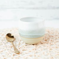 Handgetöpferter Becher, Grün/Weiss Rund Handgetöpferter Becher, Grün/Weiss Rund von Huehnerwiesenkeramik