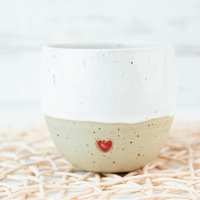 Handgetöpferter Becher, Herz Rot/Weiss Getupft, Bauchig Handgetöpferter Becher, Herz Rot/Weiss Getupft, Bauchig von Huehnerwiesenkeramik