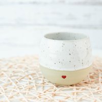Handgetöpferter Becher, Herz Rot/Weiss Getupft von Huehnerwiesenkeramik