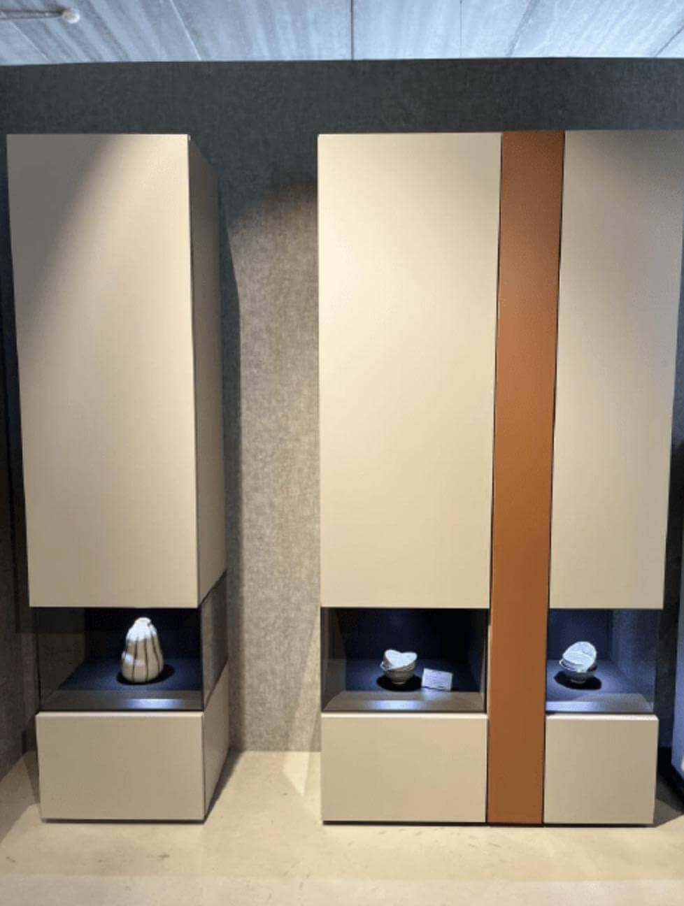 2er Set Vitrine Neo Lack Seidengrau Und Braun Mit Offenen Glasfächern 2er Set Vitrine Neo Lack Seidengrau Und Braun Mit Offenen Glasfächern von Hülsta