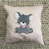 Besticktes Dekokissen - Maus Rosa/Lila Kissen Mit Stickerei/Applikation Geschenk Für Kinder von HuggyShop