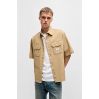 HUGO Blue Kurzarmhemd "Ekyno" mit kontrastfarbenem Logo-Badge auf der Brust von Hugo Blue