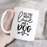 All You Need Is Love & A Dog, Hundeliebhaber Tasse, Geschenk Für Hundemutter, Hundebecher, Geschenk, Hund Zitat Lustige Haustier Erinnerungsgeschenk von HugsWithTheMugs