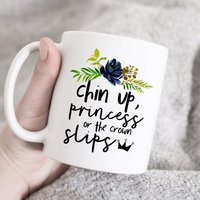 Chin Up Princess Or The Crown Slips Becher, Motivationsbecher, Novelty Mug, Unikat Tasse, Tochter Krone, Geschenke Für Sie, Geschenk Chin Up Princess Or The Crown Slips Becher, Motivationsbecher, Novelty Mug, Unikat Tasse, Tochter Krone, Geschenke Für Sie, Geschenk von HugsWithTheMugs