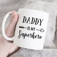 Daddy Is My Superhero Becher, Papa Geschenk, Perfekt Für Vatertag, Personalisiertes Bedruckte Tasse, Mein Ist Ein Held, Tassen, Vatertag Geschenk Daddy Is My Superhero Becher, Papa Geschenk, Perfekt Für Vatertag, Personalisiertes Bedruckte Tasse, Mein Ist Ein Held, Tassen, Vatertag Geschenk von HugsWithTheMugs