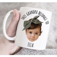 Dieser Opa Gehört Becher, Benutzerdefinierte Enkelkind Gesicht Ausschnitt Individuelles Geschenk Für Großvater, Baby Becher. Individueller Becher von HugsWithTheMugs