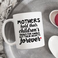 Eine Mutter Hält Ihre Kinderhände Für Eine Weile Aber Herzen Immer, Tasse Mit Meme, Muttertag Kaffeebecher, Keramikbecher, Geschenk Eine Mutter Hält Ihre Kinderhände Für Eine Weile Aber Herzen Immer, Tasse Mit Meme, Muttertag Kaffeebecher, Keramikbecher, Geschenk von HugsWithTheMugs