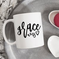 Grace Wins Kaffeebecher, Hirtenbecher, Christliches Geschenk, Religiöses Bibelvers Schriftbecher, Glaube Tasse, Gnade Gewinnt Grace Wins Kaffeebecher, Hirtenbecher, Christliches Geschenk, Religiöses Bibelvers Schriftbecher, Glaube Tasse, Gnade Gewinnt von HugsWithTheMugs