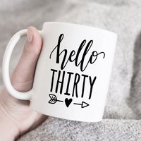 Hello 30. Geburtstagsbecher, Geburtstagsgeschenk, Jahrestagsgeschenk, Süße Geschenkidee, Jahrestag Tasse, Hallo von HugsWithTheMugs
