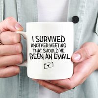 I Just Survived Another Meeting That Should've Been An Email Büro Tasse, Boss Geschenk, Geschenkidee Für Freund, Mitarbeiter Geschenk Arbeitskollegen von HugsWithTheMugs