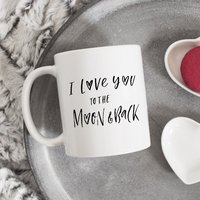 I Love You To The Moon & Back Mug, Süßes Geschenk, Ehemann Tasse, Ehefrau Geschenk Für Partner, Kaffeetasse, Fernbecher, Jubiläumsgeschenk von HugsWithTheMugs