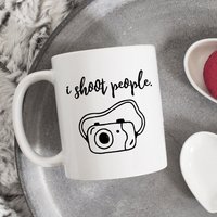 I Shoot People Tasse, Lustige Fotografie Geschenk, Fotograf Kaffeebecher, Snapchat Addict Kamera Tasse von HugsWithTheMugs