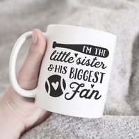 Ich Bin Die Kleine Schwester Und Seine Größte Fan Tasse, Fußball Baseball Bruder Tasse von HugsWithTheMugs