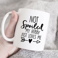 Ich Bin Nicht Verwöhnt Mein Mann Liebt Mich Einfach Tasse, Lustige Frau Tasse Mit Sprüchen, Valentinstag Jahrestag Geschenk, Geburtstag Geschenkidee von HugsWithTheMugs