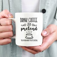 Kaffee Trinken Und So Tun, Als Ob Du Weißt, Was Tust, Kaffeeliebhaber Geschenk, Humor, Lustiges Weihnachtskaffeebecher, Tassen Mit Spruch von HugsWithTheMugs