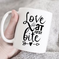 Love At First Bite Tasse, Pizza Liebhaber, Foodie Geschenk, Hochzeit Sprüche Tassen, Zitat Jahrestag Liebhaber Tasse Love At First Bite Tasse, Pizza Liebhaber, Foodie Geschenk, Hochzeit Sprüche Tassen, Zitat Jahrestag Liebhaber Tasse von HugsWithTheMugs