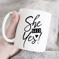 Sie Sagte Ja Tasse, Hochzeitsanzeige, Verlobung, Hochzeitsgeschenk, Ehemann Frau, Mr & Mrs Geschenk, Verlobungsbecher, Gerade Verlobt, Neu Verlobt Sie Sagte Ja Tasse, Hochzeitsanzeige, Verlobung, Hochzeitsgeschenk, Ehemann Frau, Mr & Mrs Geschenk, Verlobungsbecher, Gerade Verlobt, Neu Verlobt von HugsWithTheMugs