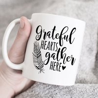 Tolle Herzen Sammeln Sich Hier Tasse, Geschenk Zur Wohnungserwärmung, Inspirierende Familiengeschenk, Dankesbecher, Gesegnete Familie, Toller Tolle Herzen Sammeln Sich Hier Tasse, Geschenk Zur Wohnungserwärmung, Inspirierende Familiengeschenk, Dankesbecher, Gesegnete Familie, Toller von HugsWithTheMugs