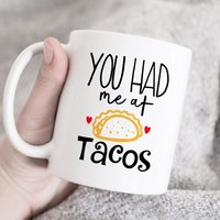 You Had Me At Tacos, Taco Tasse, Feed Tacos I Love Lustige Geschenk Für Food-Liebhaber, Tasse Freund You Had Me At Tacos, Taco Tasse, Feed Tacos I Love Lustige Geschenk Für Food-Liebhaber, Tasse Freund von HugsWithTheMugs