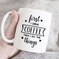 Zuerst Trinke Ich Den Kaffee Als Die Dinge Kaffeetasse, Geschenk Für Sie, Ihn, Lustige Tasse, Motivation, Süße Lustiges Geschenk, Tasse von HugsWithTheMugs