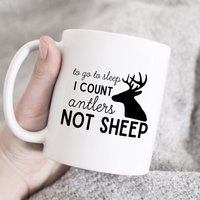 Zum Schlafen Zählen Ich Geweih Nicht Schaf Kaffeebecher, Hirschgeweih Tasse, Becher, Jagdbecher, Baby Shower Hirsch Lustige Kaffeetasse von HugsWithTheMugs