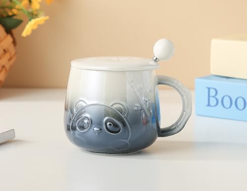 Huiyiwert Süße Panda Tasse mit Deckel und Löffel 400ml Kaffeetasse Lustige 3D Relief Panda Becher Porzellan Kaffeebecher Geburtstagsgeschenk für Frau Freundin Kinder Mädchen (Tinte Farbe) von Huiyiwert