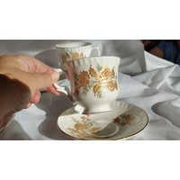 Satz Von 2 Vintage Krone Staffordshire Tasse Und Untertasse Gold Floral Tee Untertasse, Shabby Chic Teetasse Satz Von 2 Vintage Krone Staffordshire Tasse Und Untertasse Gold Floral Tee Untertasse, Shabby Chic Teetasse von HuldasTreasures