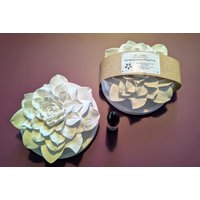 Aromastein Pfingstrose + Duftöl Beliebter Parfumklassiker - Deko Blume Auf Rundtablett, Raumduft Diffuser Ohne Feuer, Duftstein Geschenkset von HummelKreativStore