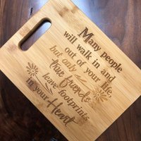 Laser Graviertes Bambus Schneidebrett Freundschaft Zitat Geschenk Laser Graviertes Bambus Schneidebrett Freundschaft Zitat Geschenk von HummingbirdGraphix