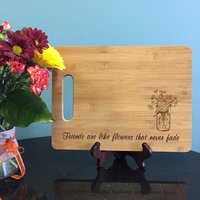 Lasergraviertes Bambus Schneidebrett - Freunde Sind Wie Blumen Lasergraviertes Bambus Schneidebrett - Freunde Sind Wie Blumen von HummingbirdGraphix