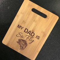 Personalisiertes Bambus-Schneidebrett Geschenk Mit Gravur "My Dad Is So Fly' Personalisiertes Bambus-Schneidebrett Geschenk Mit Gravur "My Dad Is So Fly' von HummingbirdGraphix