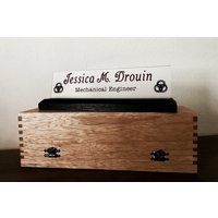 Büro-Namensschild, Abschlussgeschenk, Bildung Lehrer Typenschild Professional Name Platte Schreibtisch von HuntsHandcraftedWood