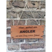 Türschild Hier Wohnt Ein Angler Mit Dem Fang Seines Lebens von HunzigersHolzWorks