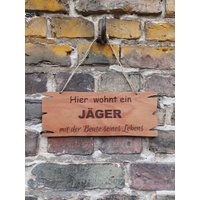 Türschild Hier Wohnt Ein Jäger Mit Der Beute Seines Lebens von HunzigersHolzWorks