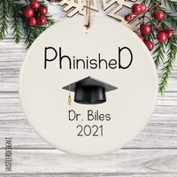 Feine Abschlussfeier Ornament | Lustiges Phd College-Abschluss-Geschenk Benutzerdefinierte Name & Jahr Personalisierte Geschenke Weihnachtsverzierung von HustlerDesignz