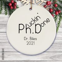 Phucking Done Abschluss Ornament | Lustiges Phd Abschlussgeschenk Benutzerdefinierte Name & Jahr Graduiert Weihnachten Doktor Der Graduierung Phucking Done Abschluss Ornament | Lustiges Phd Abschlussgeschenk Benutzerdefinierte Name & Jahr Graduiert Weihnachten Doktor Der Graduierung von HustlerDesignz