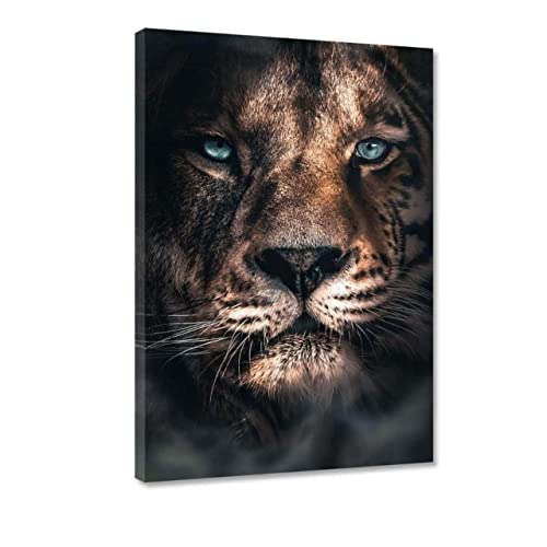 Hustling Sharks® Tierbilder auf Leinwand als XXL Wandbild Mysterious Lioness - Tierbilder im Hochformat (40x60cm), Löwe Bild, Wandbild Löwe, Löwe Leinwand, Bilder Deko Wohnzimmer, Löwen von Hustling Sharks