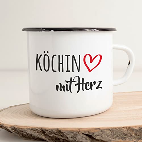 Huuraa Emaille Tasse Köchin mit Herz 300ml Vintage Kaffeetasse mit Motiv für jede Küchenchefin von Huuraa