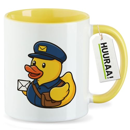 Huuraa Keramiktasse Quietscheente Postbote Gummiente Briefträger Geschenk 330ml Gelb Quietscheente Postbote Überraschung von Huuraa