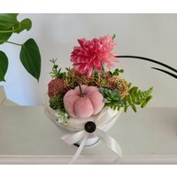 Herbstgesteck Dahlie Mit Kürbis Tischdeko Herbstgesteck Dahlie Mit Kürbis Tischdeko von Huusundherz