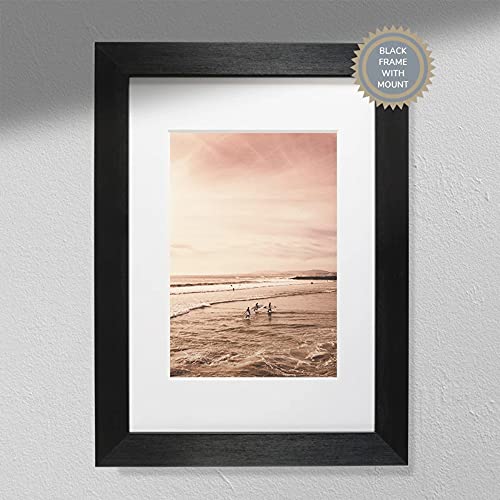 A Surfers Paradise – Wandkunstdruck | Strand Kunst | Meer Druck weißer Rahmen ohne Passepartout A4 von Hygge Creations