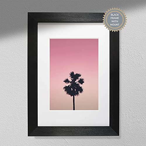 Hygge Creations Fotodruck mit pinker Palme – Palmenfoto | Rosa Himmel weißer Rahmen mit Passepartout A3 von Hygge Creations