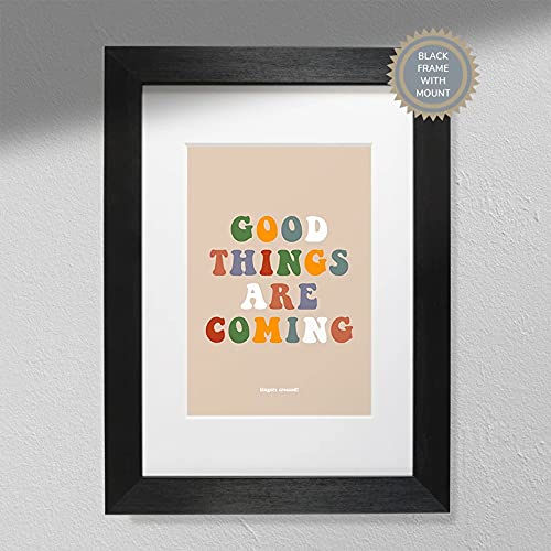 Hygge Creations Good Things are Coming! - Positivitäts-Wandkunst, positives Zitat, Druck, motivierender Druck, schwarzer Rahmen mit Passepartout, A3 von Hygge Creations