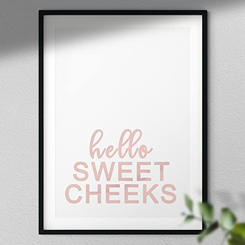 Hello Sweet Cheeks – Typografie-Druck | Geschenk für Sie | Schlafzimmer Druck schwarzer Rahmen mit Passepartout A4 von Hygge Creations