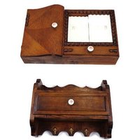 Holz Kleiderständer Mit Schublade, Vintage Geschnitzter Kleiderbügel Box Und Spiegel, Wandgarderobe Display von HypnoticGifts
