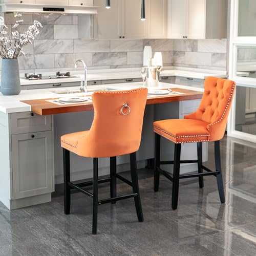 I0I&I0I Barhocker 2er Set mit Rückenlehne und Polsterung, Esszimmerstühle im modernen Design, Hohe Hocker mit Holzbeinen und Chrom-Nieten, Komfortable Samt Barstühle (Orange) von I0I&I0I