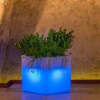 Harz-Blumentopf Cube mit Led h40 40x40 baluer Lampe von TEKCNOPLAST